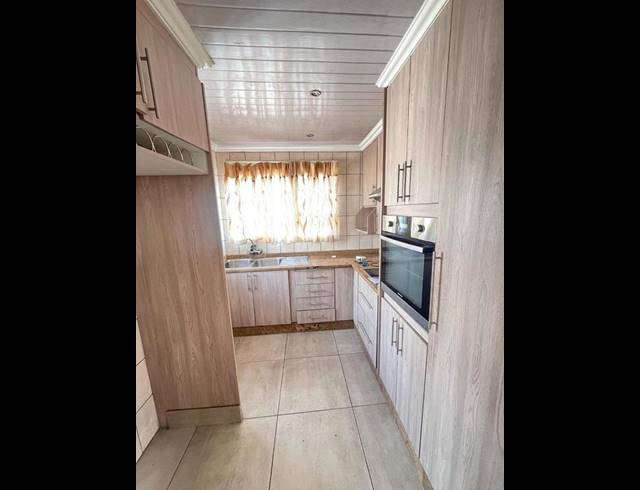 5 BEDROOM HOUSE FOR SALE IN EIKENHOF